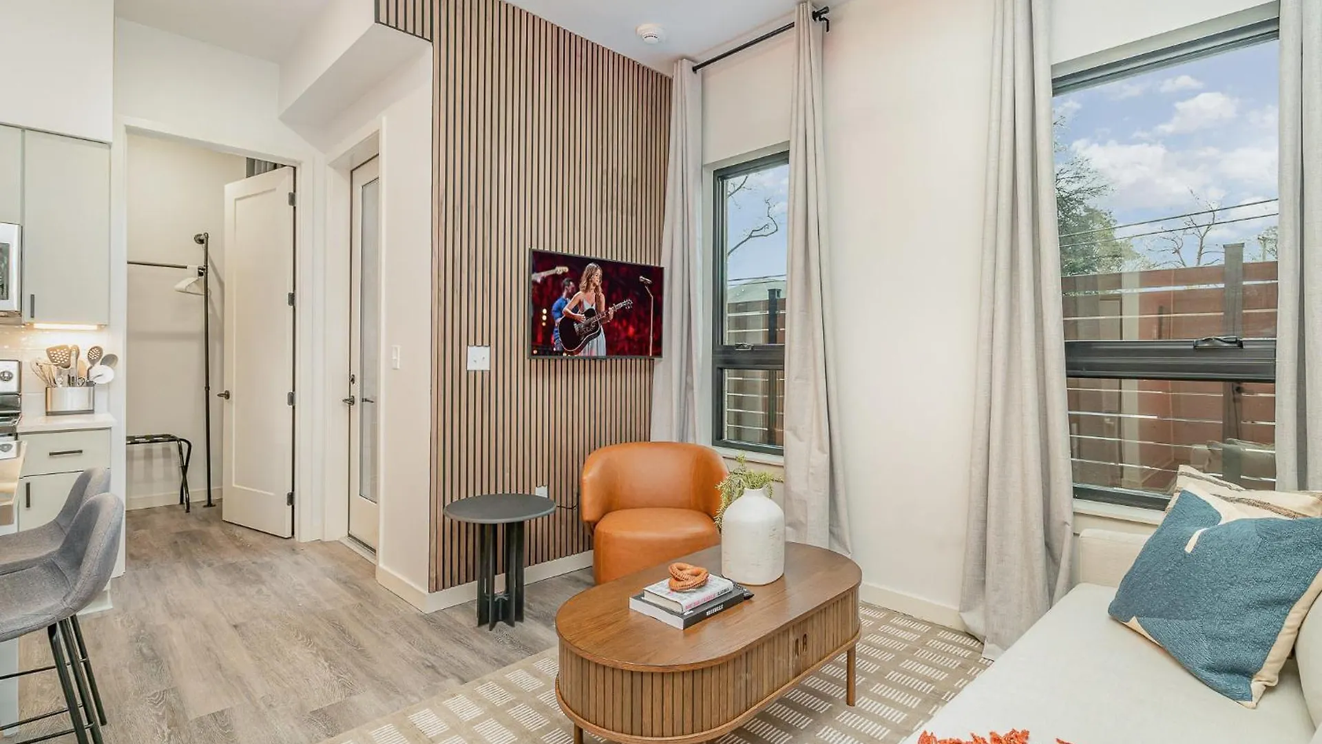 Vila Acoustic Anthem-2 Units-Pool & Gym-In Music Row Nashville