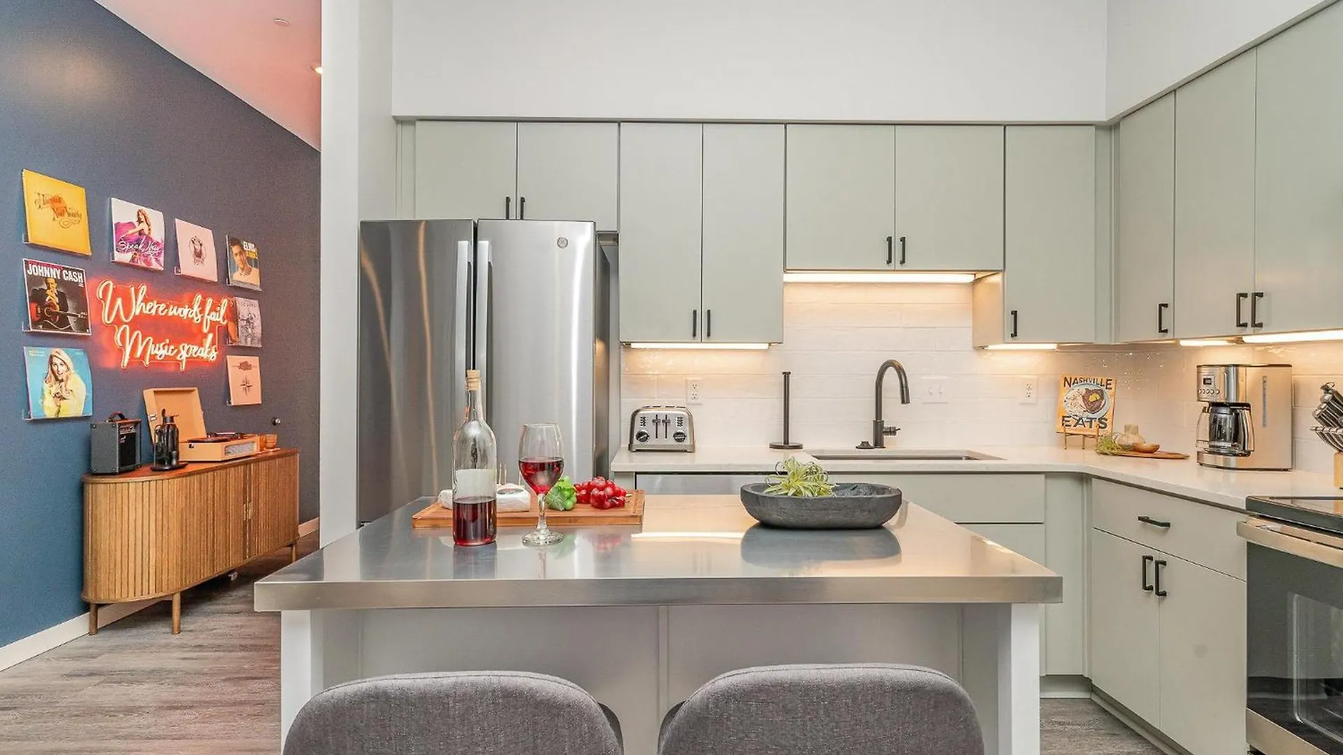 Vila Acoustic Anthem-2 Units-Pool & Gym-In Music Row Nashville
